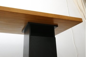 中古　ブランド家具　特注　オーダー品　天板極厚　タモ材　無垢　ブラックとナチュラルカラーのコントラストが素敵な組み立て式収納付きの特大テーブル　定価約70万円相当　(R-080307)