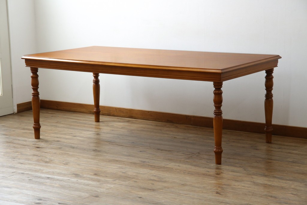 中古　美品　横浜クラシック家具　ダニエル(daniel)　品のあるデザインが目を引くダイニングテーブル　(R-080308)