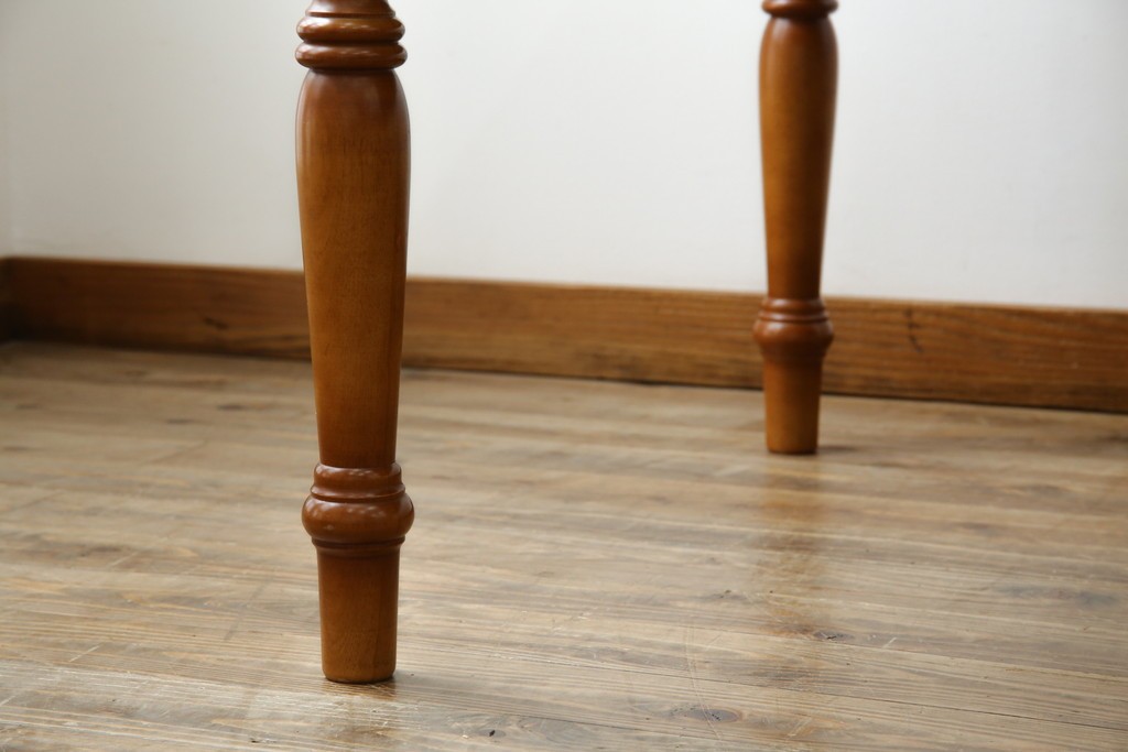 中古　美品　横浜クラシック家具　ダニエル(daniel)　品のあるデザインが目を引くダイニングテーブル　(R-080308)