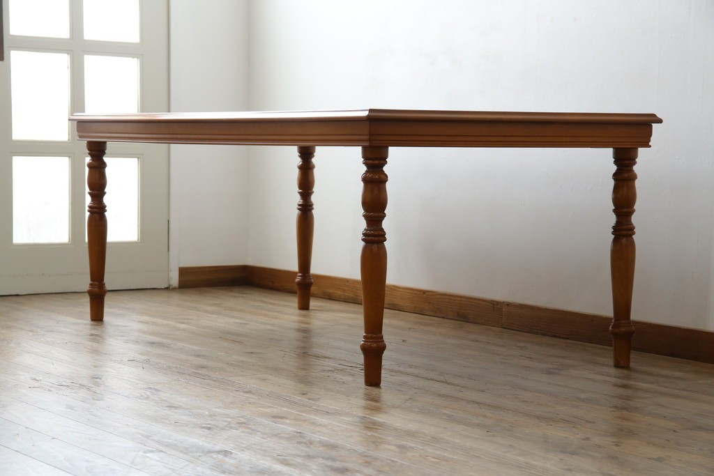 中古　美品　横浜クラシック家具　ダニエル(daniel)　品のあるデザインが目を引くダイニングテーブル　(R-080308)