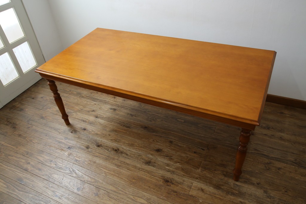 中古　美品　横浜クラシック家具　ダニエル(daniel)　品のあるデザインが目を引くダイニングテーブル　(R-080308)