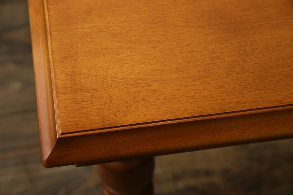 中古　美品　横浜クラシック家具　ダニエル(daniel)　品のあるデザインが目を引くダイニングテーブル　(R-080308)