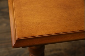 中古　美品　横浜クラシック家具　ダニエル(daniel)　品のあるデザインが目を引くダイニングテーブル　(R-080308)