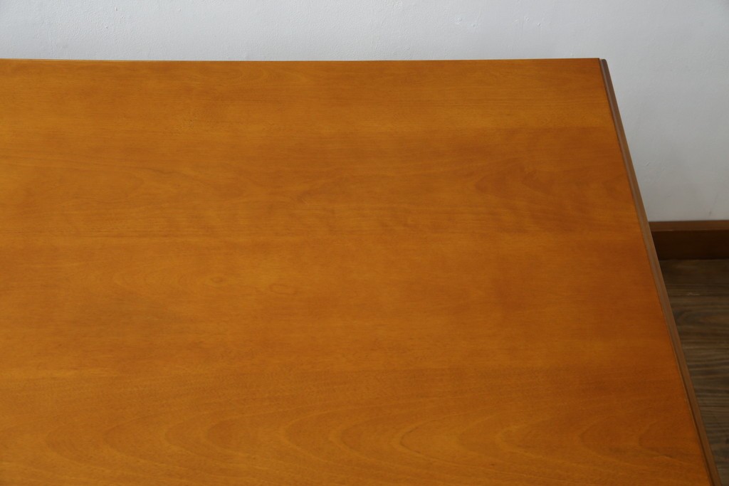 中古　美品　横浜クラシック家具　ダニエル(daniel)　品のあるデザインが目を引くダイニングテーブル　(R-080308)