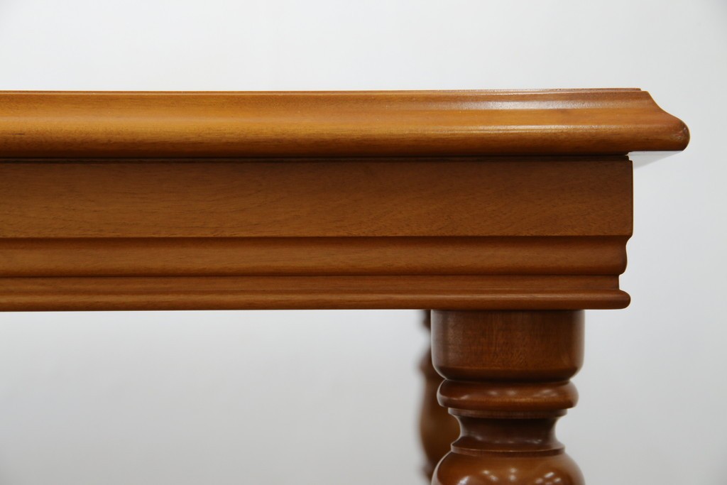 中古　美品　横浜クラシック家具　ダニエル(daniel)　品のあるデザインが目を引くダイニングテーブル　(R-080308)