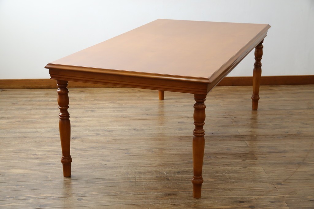 中古　美品　横浜クラシック家具　ダニエル(daniel)　品のあるデザインが目を引くダイニングテーブル　(R-080308)