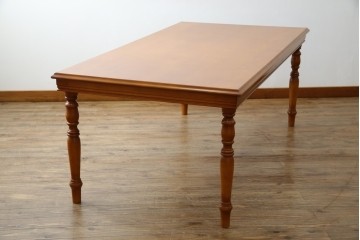 中古　美品　横浜クラシック家具　ダニエル(daniel)　品のあるデザインが目を引くダイニングテーブル　(R-080308)