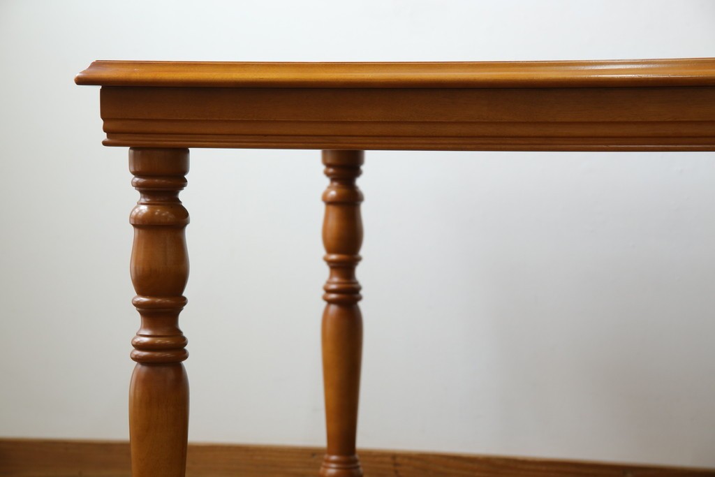 中古　美品　横浜クラシック家具　ダニエル(daniel)　品のあるデザインが目を引くダイニングテーブル　(R-080308)