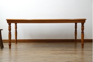 中古　美品　横浜クラシック家具　ダニエル(daniel)　品のあるデザインが目を引くダイニングテーブル　(R-080308)