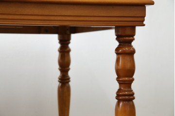 中古　美品　横浜クラシック家具　ダニエル(daniel)　品のあるデザインが目を引くダイニングテーブル　(R-080308)