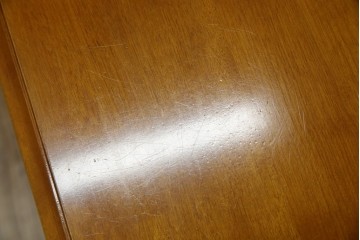 中古　美品　横浜クラシック家具　ダニエル(daniel)　品のあるデザインが目を引くダイニングテーブル　(R-080308)