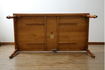 中古　美品　横浜クラシック家具　ダニエル(daniel)　品のあるデザインが目を引くダイニングテーブル　(R-080308)