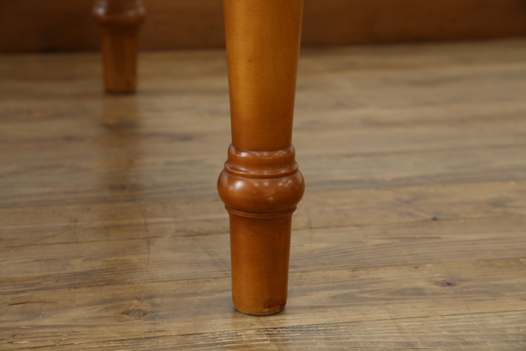 中古　美品　横浜クラシック家具　ダニエル(daniel)　品のあるデザインが目を引くダイニングテーブル　(R-080308)