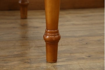 中古　美品　横浜クラシック家具　ダニエル(daniel)　品のあるデザインが目を引くダイニングテーブル　(R-080308)