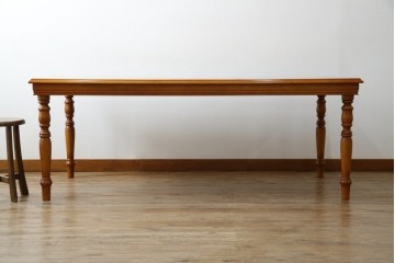 中古　美品　横浜クラシック家具　ダニエル(daniel)　品のあるデザインが目を引くダイニングテーブル　(R-080308)