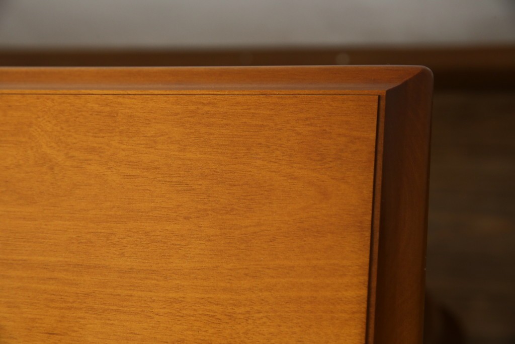 中古　美品　横浜クラシック家具　ダニエル(daniel)　品のあるデザインが目を引くダイニングテーブル　(R-080308)