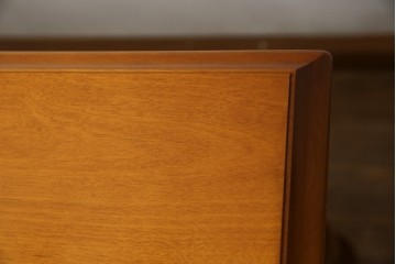 中古　美品　横浜クラシック家具　ダニエル(daniel)　品のあるデザインが目を引くダイニングテーブル　(R-080308)