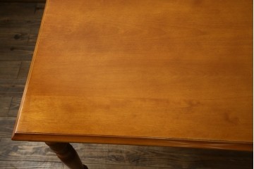 中古　美品　横浜クラシック家具　ダニエル(daniel)　品のあるデザインが目を引くダイニングテーブル　(R-080308)