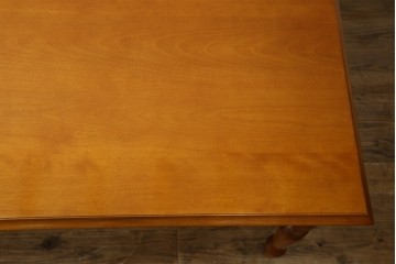 中古　美品　横浜クラシック家具　ダニエル(daniel)　品のあるデザインが目を引くダイニングテーブル　(R-080308)