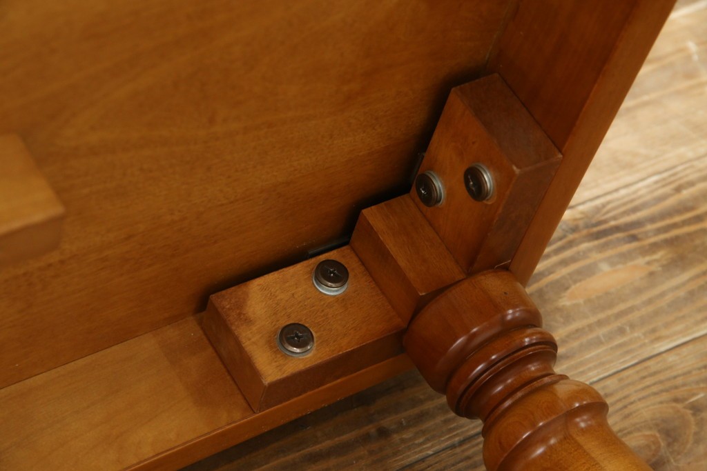 中古　美品　横浜クラシック家具　ダニエル(daniel)　品のあるデザインが目を引くダイニングテーブル　(R-080308)