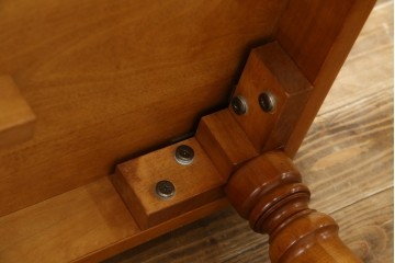 中古　美品　横浜クラシック家具　ダニエル(daniel)　品のあるデザインが目を引くダイニングテーブル　(R-080308)