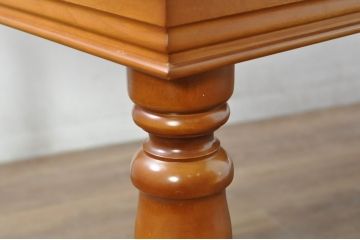 中古　美品　横浜クラシック家具　ダニエル(daniel)　品のあるデザインが目を引くダイニングテーブル(4人掛け、6人掛け、食卓)(R-080308)