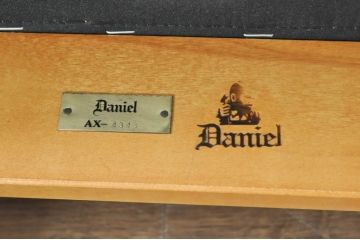 中古　横浜クラシック家具　ダニエル(daniel)　本革(レザー)　品のある佇まいが素敵なダイニングチェア(椅子、イス、アームレスチェア)(定価約25万円)(R-080315)