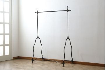フランスビンテージ　緩やかなカーブを描く脚がお洒落な真鍮(しんちゅう)とアイアンのハンガーラック(ポールハンガー、洋服掛け、コート掛け、店舗什器、ヴィンテージ)(R-080318)