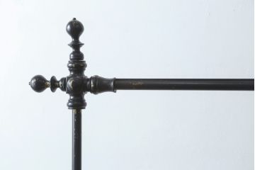 フランスビンテージ　緩やかなカーブを描く脚がお洒落な真鍮(しんちゅう)とアイアンのハンガーラック(ポールハンガー、洋服掛け、コート掛け、店舗什器、ヴィンテージ)(R-080318)