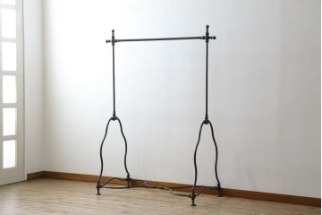 フランスビンテージ　緩やかなカーブを描く脚がお洒落な真鍮(しんちゅう)とアイアンのハンガーラック(ポールハンガー、洋服掛け、コート掛け、店舗什器、ヴィンテージ)(R-080319)