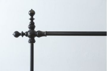 フランスビンテージ　緩やかなカーブを描く脚がお洒落な真鍮(しんちゅう)とアイアンのハンガーラック(ポールハンガー、洋服掛け、コート掛け、店舗什器、ヴィンテージ)(R-080319)