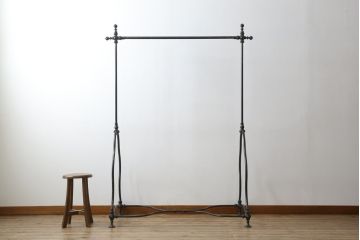 フランスビンテージ　緩やかなカーブを描く脚がお洒落な真鍮(しんちゅう)とアイアンのハンガーラック(ポールハンガー、洋服掛け、コート掛け、店舗什器、ヴィンテージ)(R-080319)