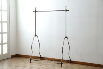 フランスビンテージ　緩やかなカーブを描く脚がお洒落な真鍮(しんちゅう)とアイアンのハンガーラック(ポールハンガー、洋服掛け、コート掛け、店舗什器、ヴィンテージ)(R-080321)