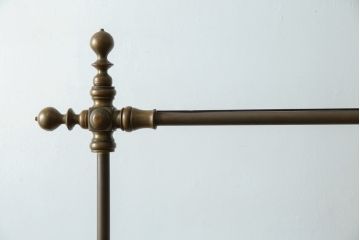 フランスビンテージ　緩やかなカーブを描く脚がお洒落な真鍮(しんちゅう)とアイアンのハンガーラック(ポールハンガー、洋服掛け、コート掛け、店舗什器、ヴィンテージ)(R-080321)