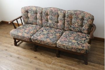 中古　カリモク家具(karimoku)　COLONIAL(コロニアル)シリーズ　クラシカルな佇まいが魅力的な3人掛けソファ(三人掛け、3Pソファ)(R-080324)