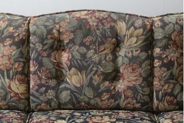 中古　カリモク家具(karimoku)　COLONIAL(コロニアル)シリーズ　クラシカルな佇まいが魅力的な3人掛けソファ(三人掛け、3Pソファ)(R-080324)