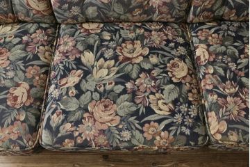 中古　カリモク家具(karimoku)　COLONIAL(コロニアル)シリーズ　クラシカルな佇まいが魅力的な3人掛けソファ(三人掛け、3Pソファ)(R-080324)