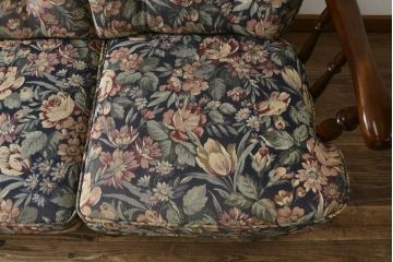 中古　カリモク家具(karimoku)　COLONIAL(コロニアル)シリーズ　クラシカルな佇まいが魅力的な3人掛けソファ(三人掛け、3Pソファ)(R-080324)