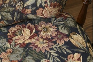 中古　カリモク家具(karimoku)　COLONIAL(コロニアル)シリーズ　クラシカルな佇まいが魅力的な3人掛けソファ(三人掛け、3Pソファ)(R-080324)