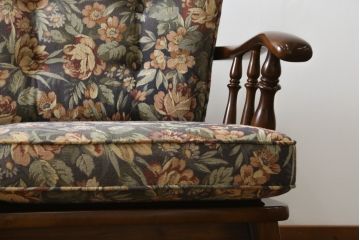 中古　カリモク家具(karimoku)　COLONIAL(コロニアル)シリーズ　クラシカルな佇まいが魅力的な3人掛けソファ(三人掛け、3Pソファ)(R-080324)
