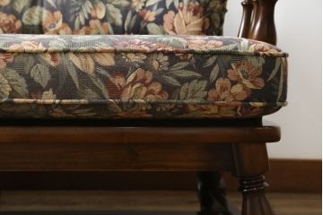 中古　カリモク家具(karimoku)　COLONIAL(コロニアル)シリーズ　クラシカルな佇まいが魅力的な3人掛けソファ(三人掛け、3Pソファ)(R-080324)