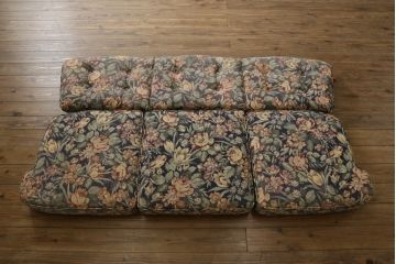 中古　カリモク家具(karimoku)　COLONIAL(コロニアル)シリーズ　クラシカルな佇まいが魅力的な3人掛けソファ(三人掛け、3Pソファ)(R-080324)