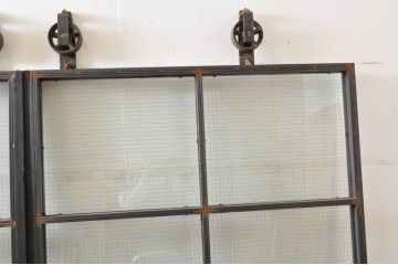 中古　手作り　オーダー品　重厚なアイアン吊り戸2枚セット(アイアンドア、玄関戸、鉄扉、引き戸、ガラス戸、建具、バラ売り可能)(R-080328)