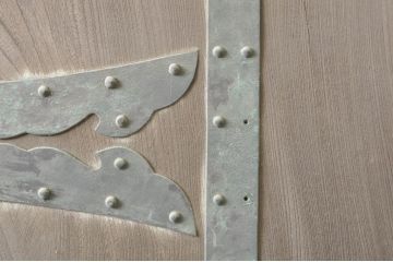 アンティーク建具　特大!!　極厚!!　総欅(ケヤキ)材　存在感のある銅金具の門扉1対2枚セット(蔵戸、玄関戸、両開きドア、木製扉)(R-080330)