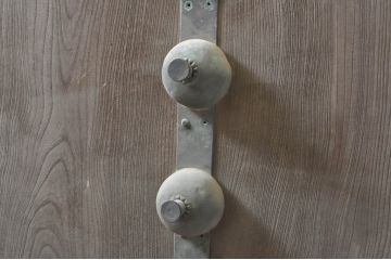 アンティーク建具　特大!!　極厚!!　総欅(ケヤキ)材　存在感のある銅金具の門扉1対2枚セット(蔵戸、玄関戸、両開きドア、木製扉)(R-080330)