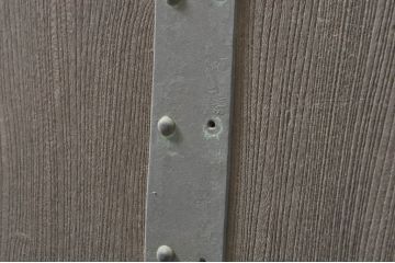 アンティーク建具　特大!!　極厚!!　総欅(ケヤキ)材　存在感のある銅金具の門扉1対2枚セット(蔵戸、玄関戸、両開きドア、木製扉)(R-080330)