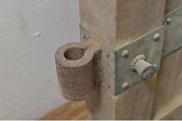 アンティーク建具　特大!!　極厚!!　総欅(ケヤキ)材　存在感のある銅金具の門扉1対2枚セット(蔵戸、玄関戸、両開きドア、木製扉)(R-080330)