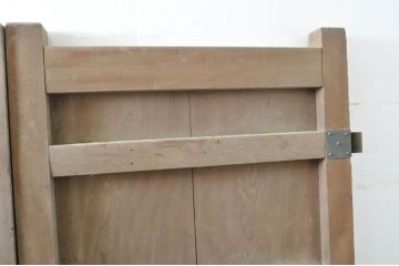 アンティーク建具　特大!!　極厚!!　総欅(ケヤキ)材　存在感のある銅金具の門扉1対2枚セット(蔵戸、玄関戸、両開きドア、木製扉)(R-080330)