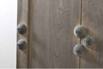 アンティーク建具　特大!!　極厚!!　総欅(ケヤキ)材　存在感のある銅金具の門扉1枚(蔵戸、玄関戸、両開きドア、木製扉)(R-080331)
