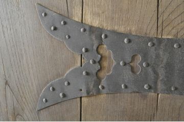 アンティーク建具　特大!!　極厚!!　総欅(ケヤキ)材　存在感のある銅金具の門扉1枚(蔵戸、玄関戸、両開きドア、木製扉)(R-080331)